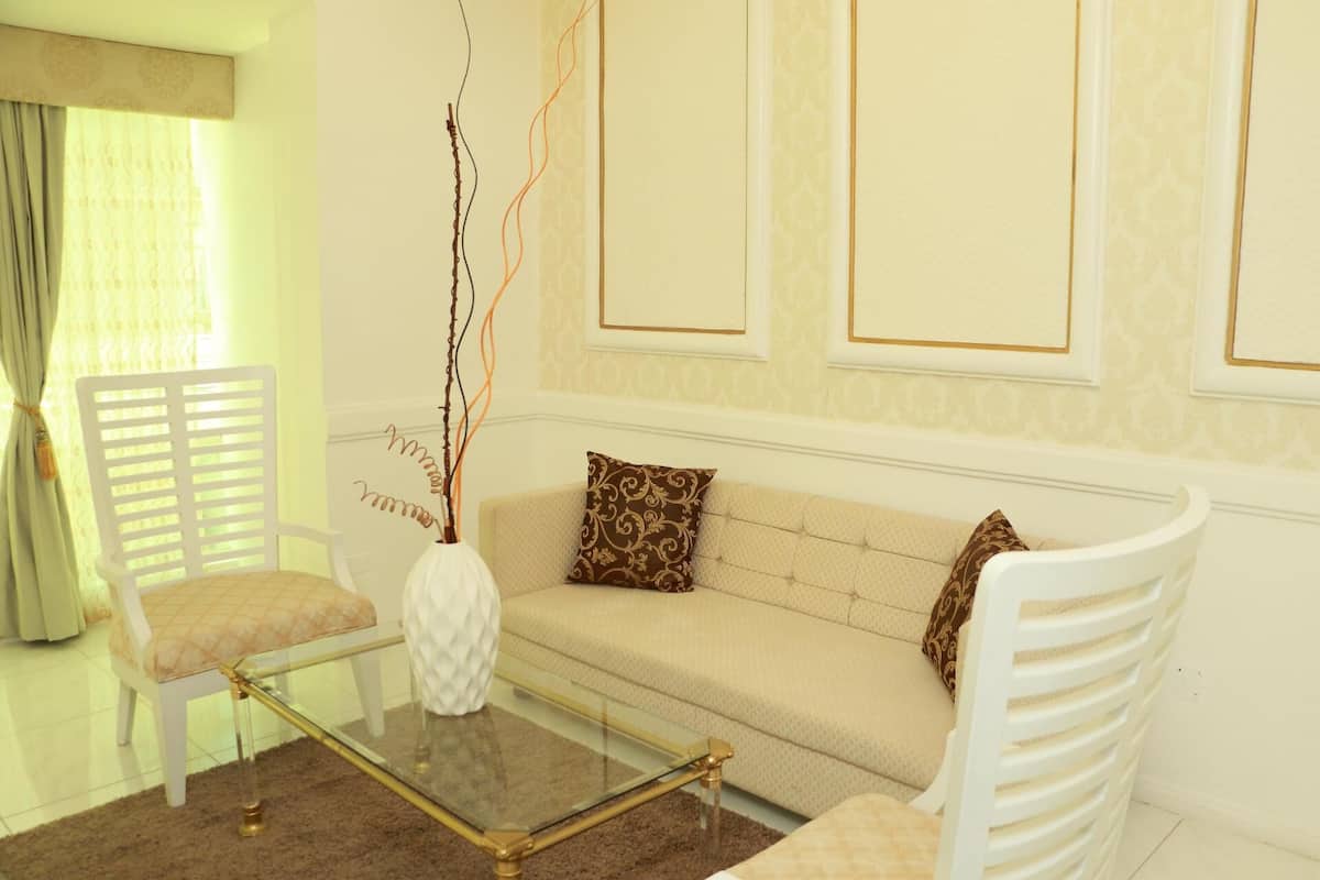 Living room | 44-inch flat-screen TV with digital channels, TV, Netflix