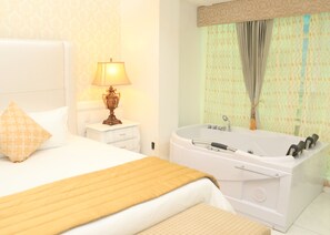 Deluxe Suite, 1 Bedroom, Hot Tub | In-room safe, individually decorated, desk, iron/ironing board