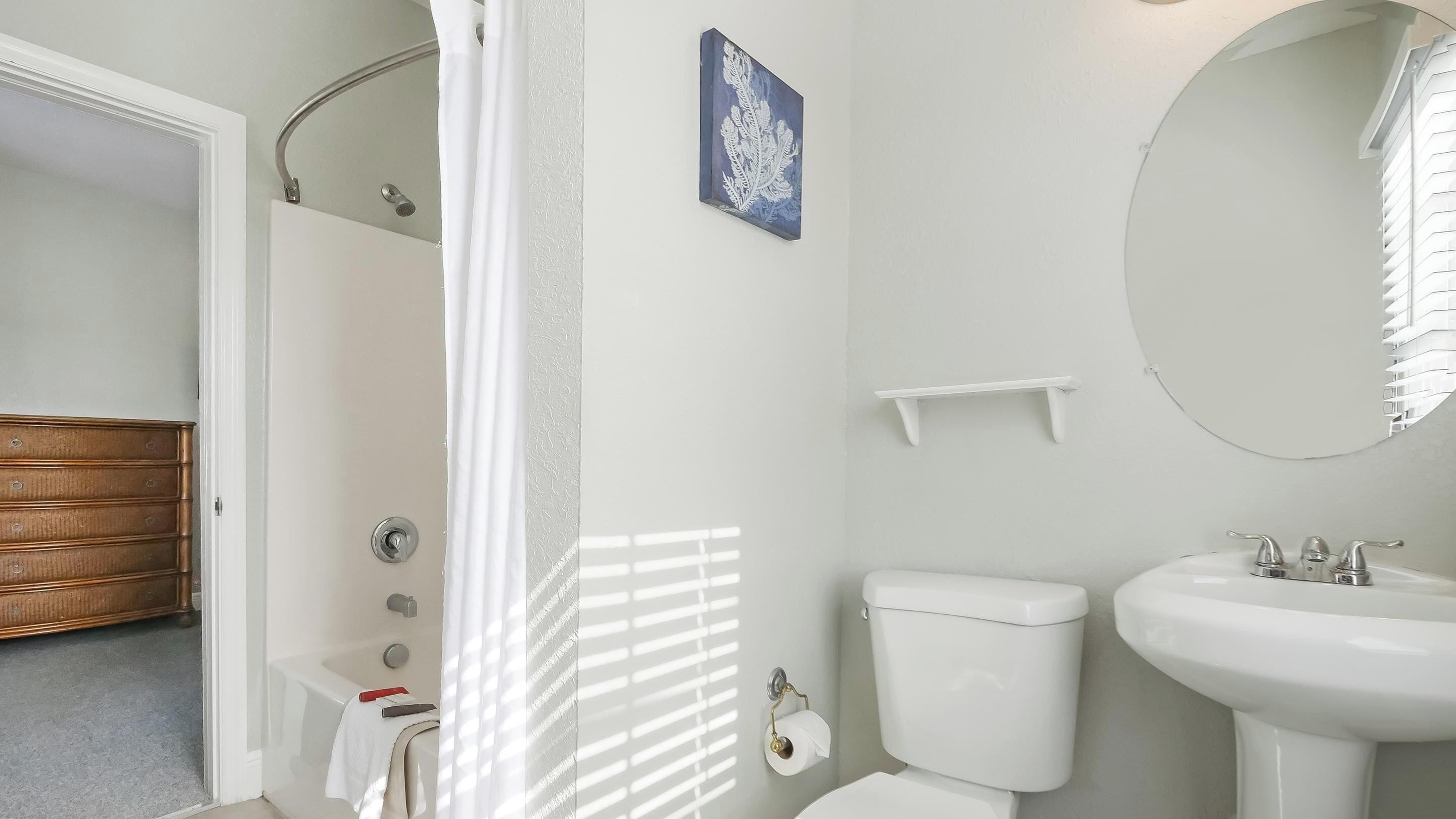 Un baño con bañera, inodoro y lavamanos.