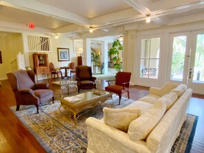 Coin salon dans le hall