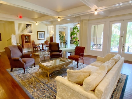 Sala de estar en el lobby. Crystal Bay Historic Hotel