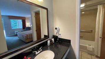 Kamar Standar, 1 Tempat Tidur King, Bebas Asap Rokok | Kamar mandi | Kombinasi shower/bathtub, perlengkapan mandi gratis, dan handuk
