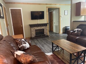 Family House | Living area | 32-inch flat-screen TV with cable channels, TV - The Stagecoach Inn of Woodville (Woodville)