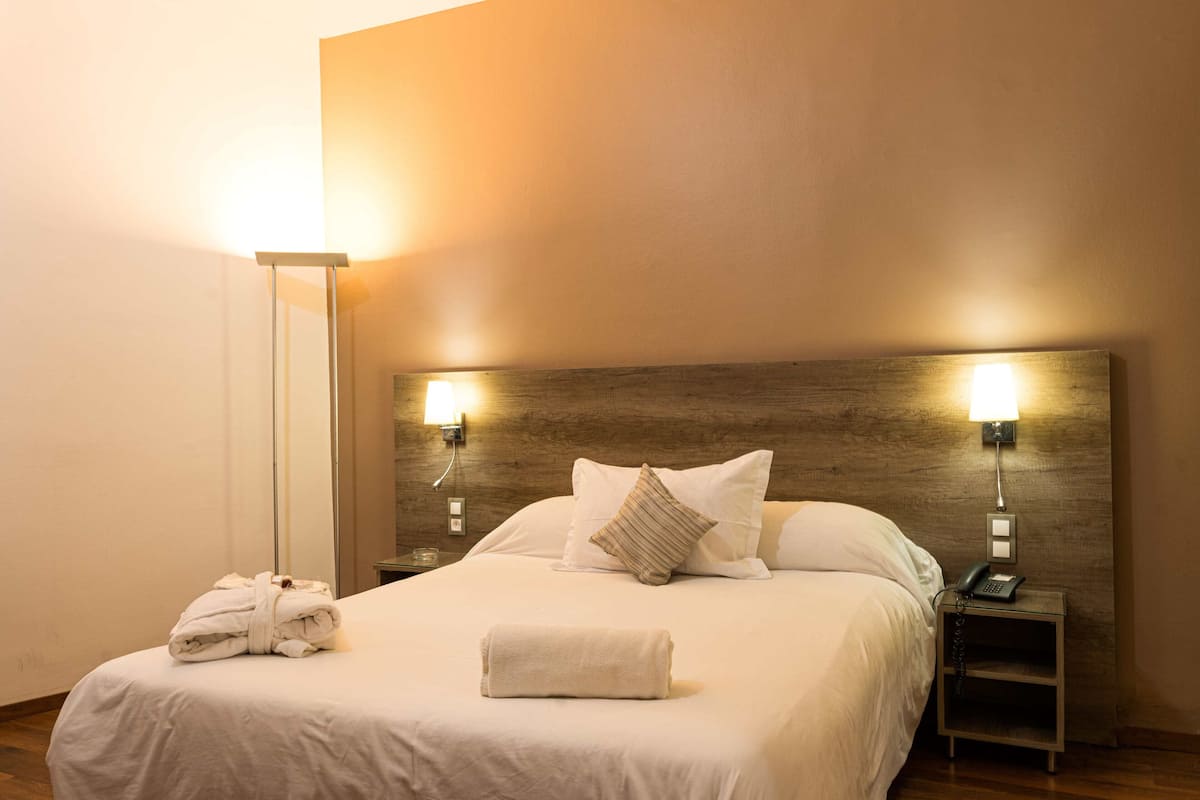 Standaard eenpersoonskamer | Luxe beddengoed, een minibar, een kluis op de kamer, een bureau