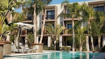 Indoor pool, 3 outdoor pools