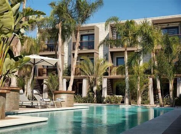 Indoor pool, 3 outdoor pools