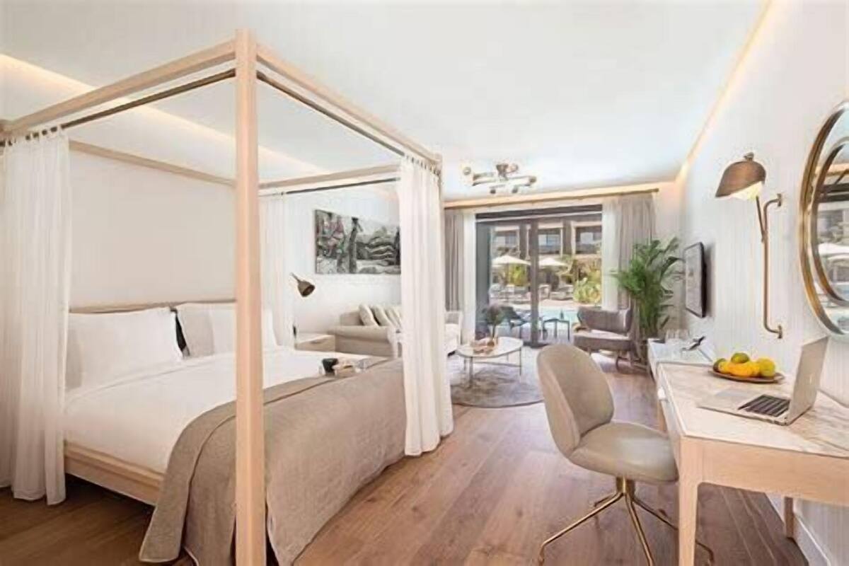 Ropa de cama de alta calidad y caja de seguridad en la habitación