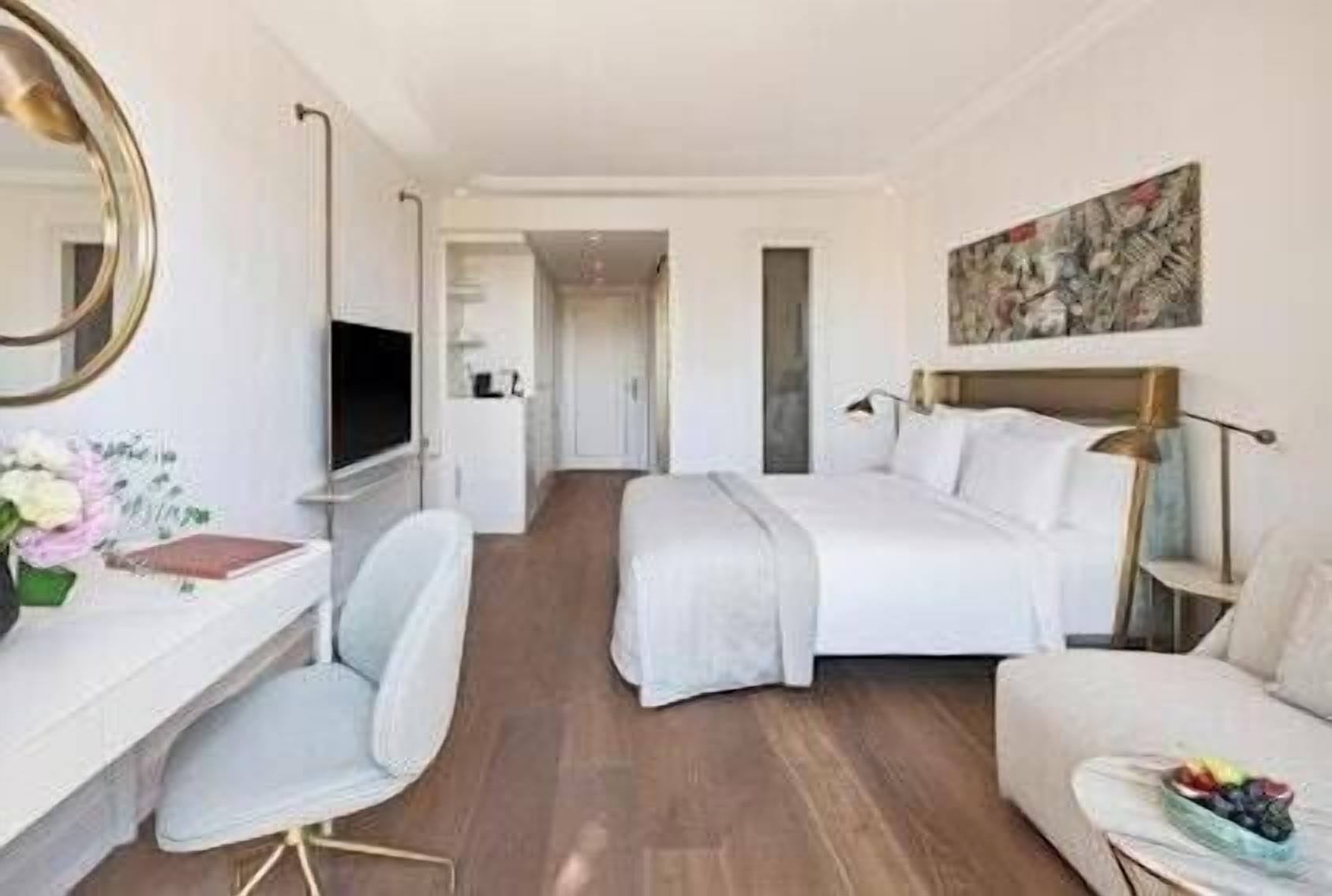 Premium bedding, in-room safe, desk, blackout drapes