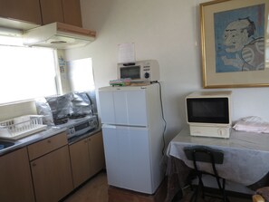 ثلاجة/مجمد بحجم كبير، ميكروويف، موقد طهي مسطح، ماكينة لصنع القهوة/الشاي