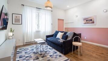 Suite, 1 soverom (1 Queen Bed with Sofabed) | Oppholdsområde | TV