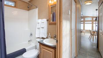 Basic Cabin, 2 Bedrooms | Bathroom | Combined shower/bathtub, towels