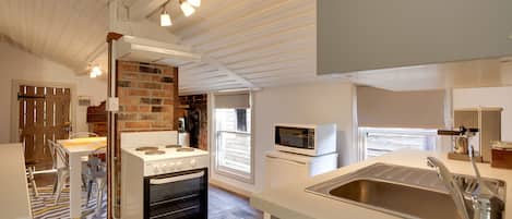 Casa, 2 habitaciones | Cocina privada | Refrigerador con congelador, microondas y parrilla de estufa