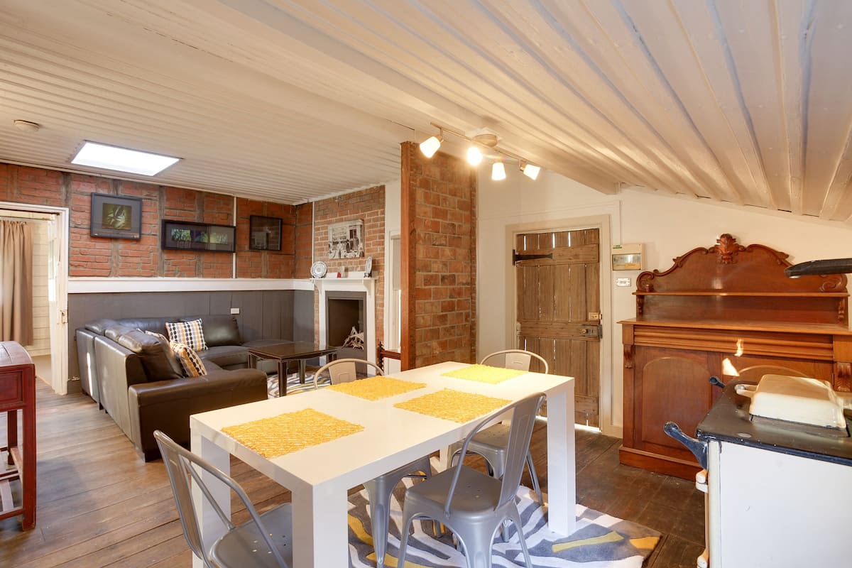 The Cottage (1837) | In-room dining