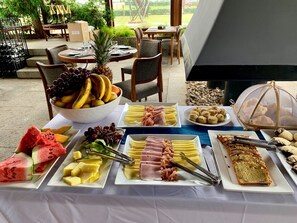 Free daily buffet breakfast
