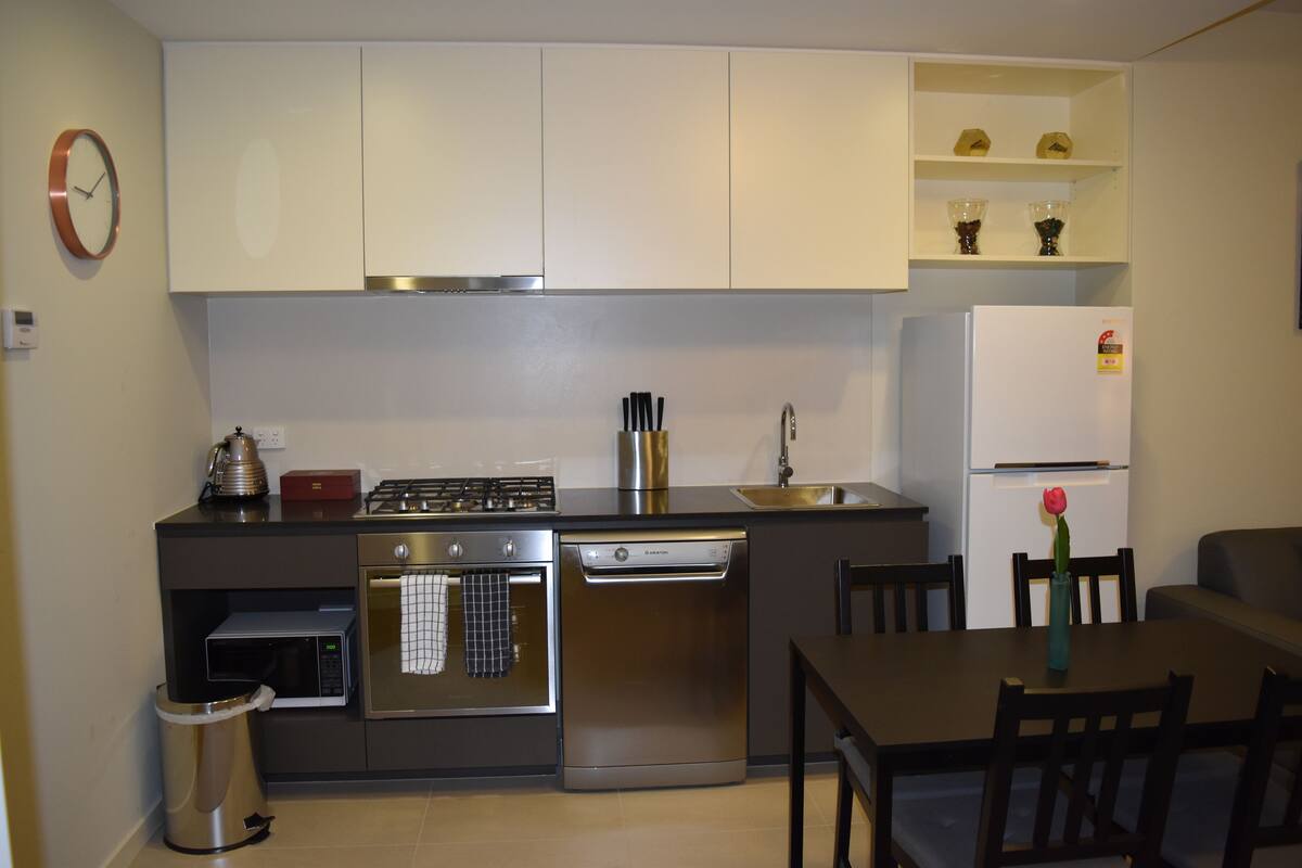 Coffee/tea maker, full-size fridge, microwave, stovetop