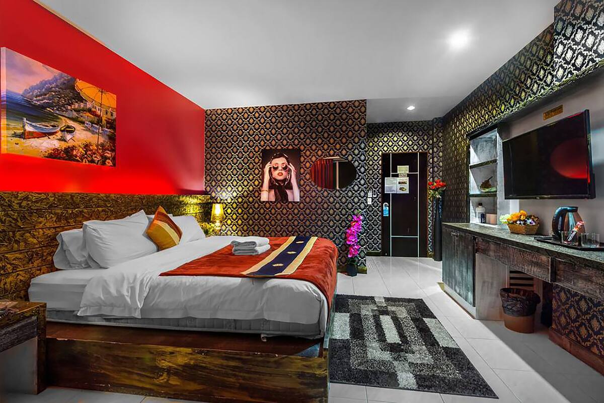 Kamar Double Deluks, 1 Tempat Tidur King | Bantalan ekstra lembut, minibar, brankas, dan meja kerja