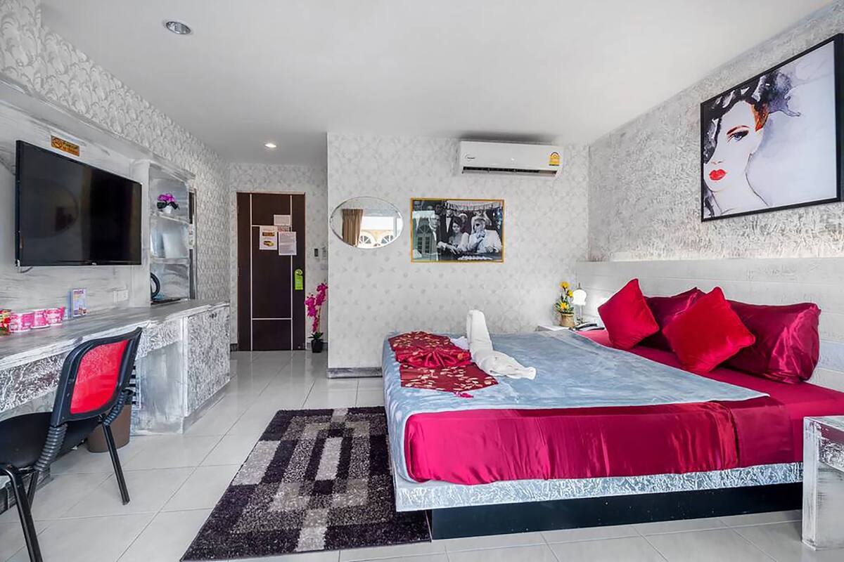 Kamar Double Standar, 1 Tempat Tidur Double | Bantalan ekstra lembut, minibar, brankas, dan meja kerja