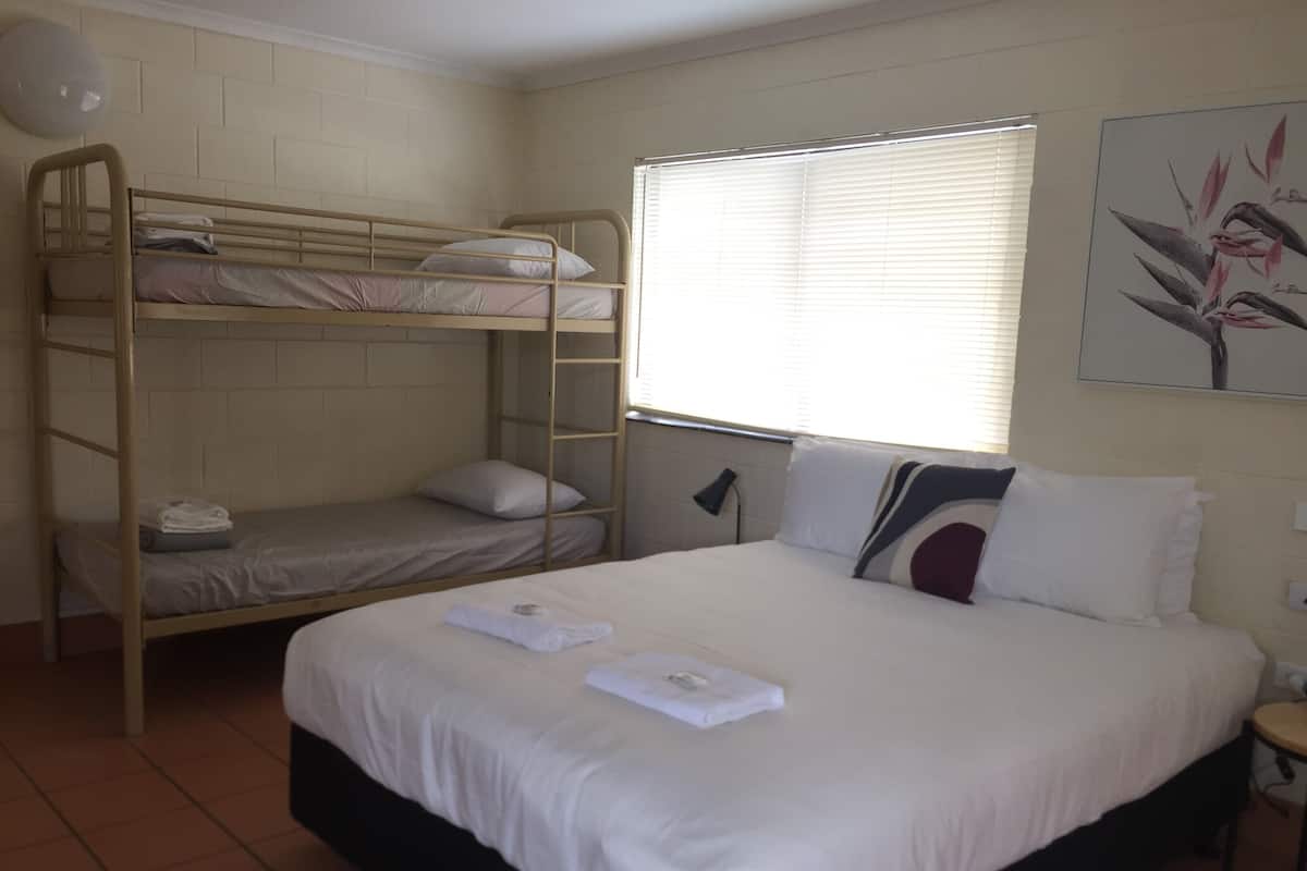 1 quarto, cortinas blackout, roupa de cama
