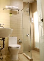 Quarto superior | Banheiro | Chuveiro, produtos de toalete de grife, chinelos, toalhas de banho