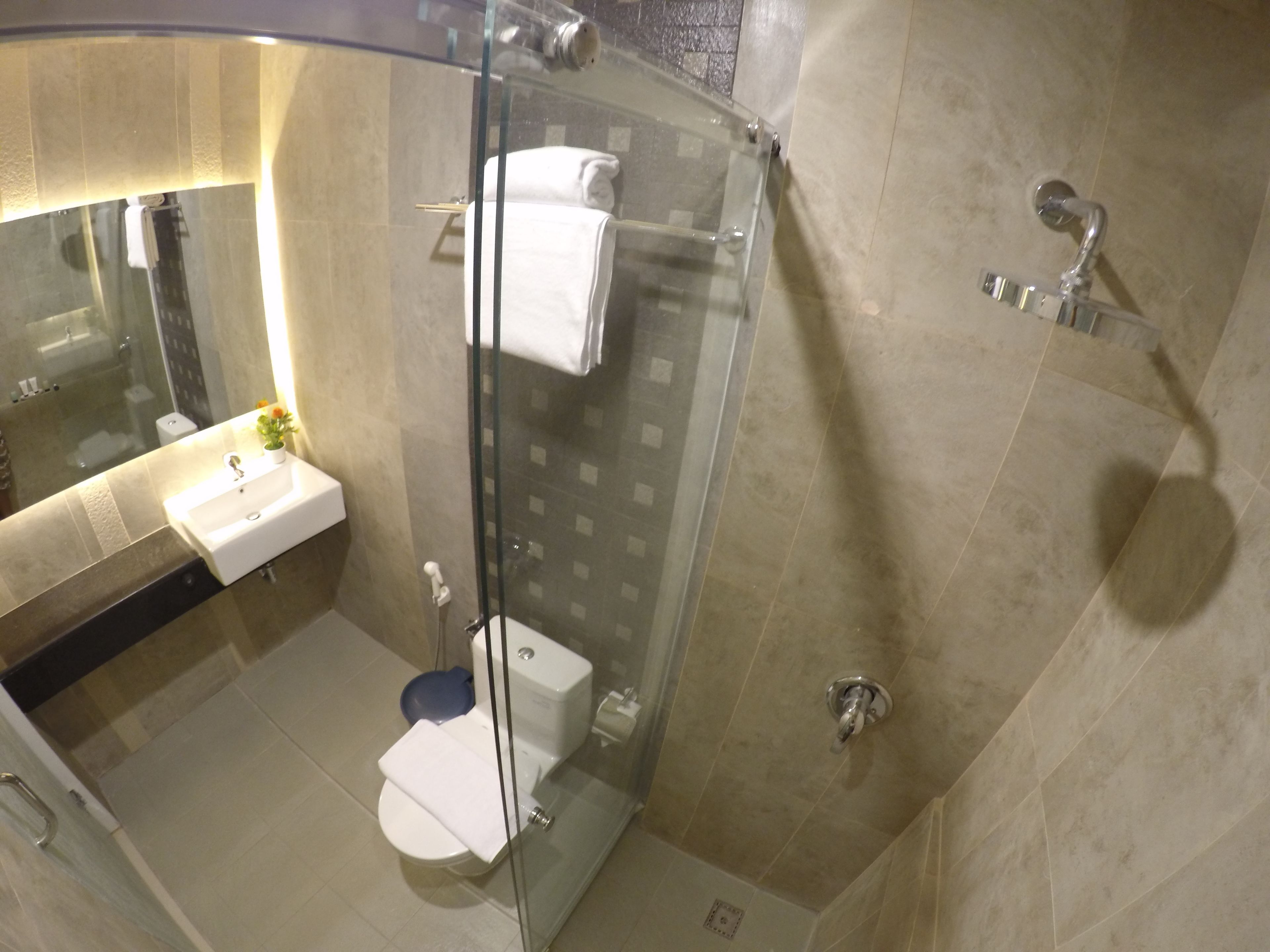 Deluxe kamer | Een kluis op de kamer, een bureau, gratis wifi