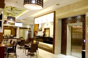 Reception - Biz Boulevard Hotel (Manado)
