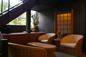 Lobby sitting area - Yuraku Hotel (Awara)