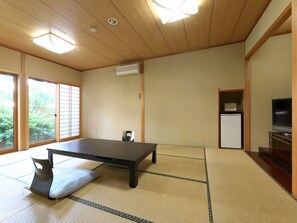 Free WiFi, bed sheets - Yuraku Hotel (Awara)