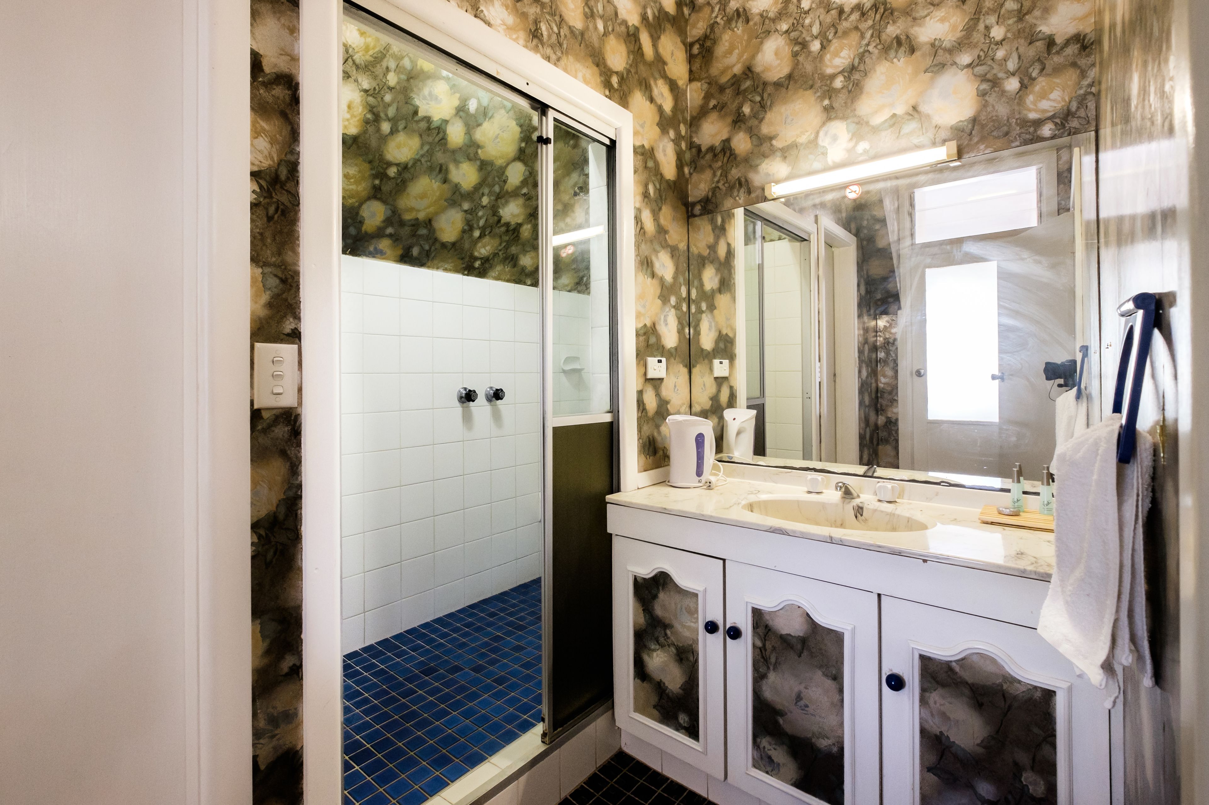 shower, free toiletries