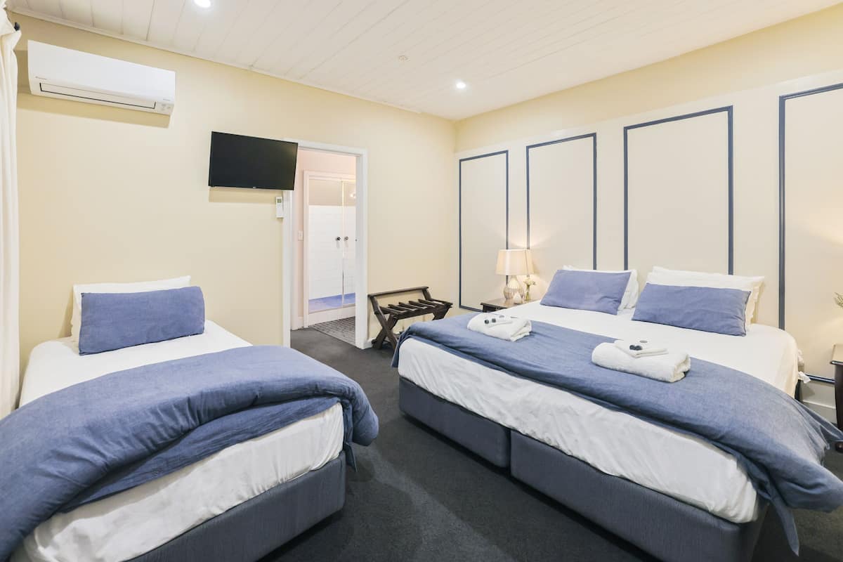 family room, ensuite | 1 bedroom, free wifi, bed sheets