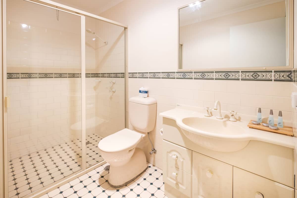 family room, ensuite | bathroom | shower, free toiletries