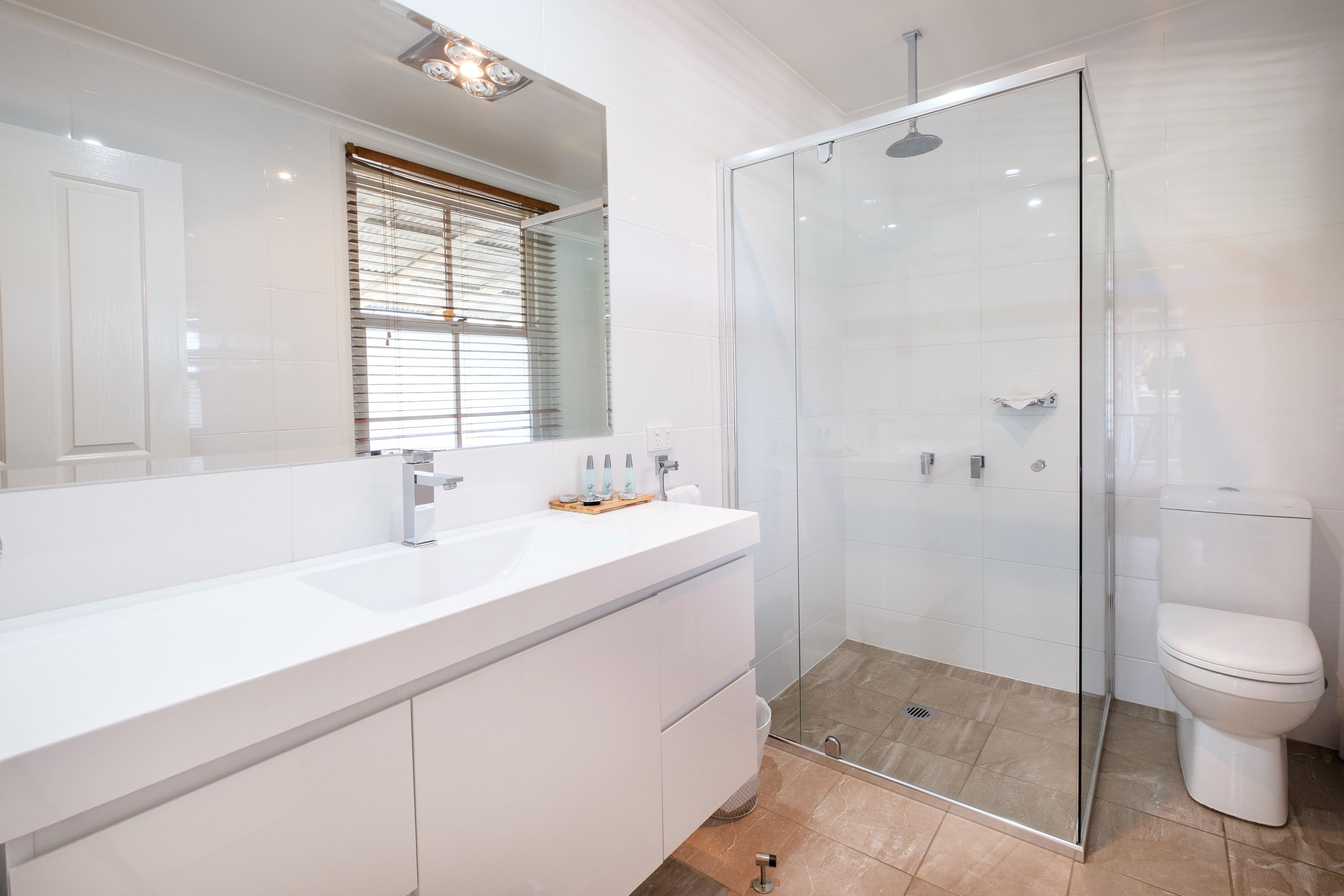 shower, free toiletries