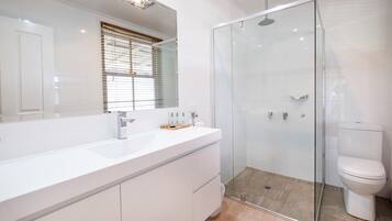 Shower dan perlengkapan mandi gratis