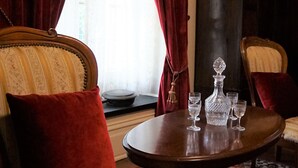 Superior Queen Room Shared Bathroom  | Bed sheets - Wisemans Inn Hotel (Wisemans Ferry)