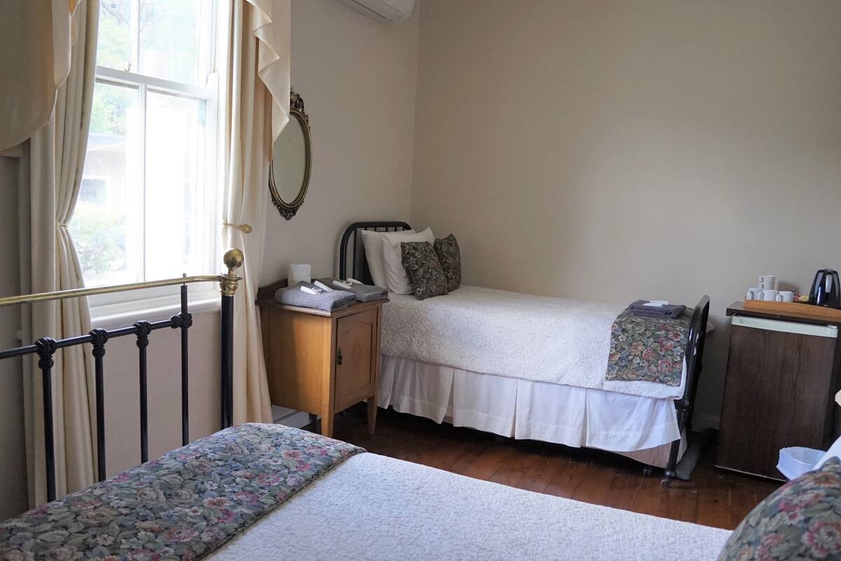 Twin Room, Shared Bathroom | Bed sheets