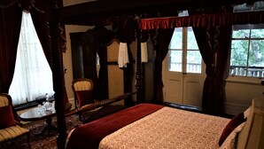 Superior Queen Room Shared Bathroom  | Bed sheets - Wisemans Inn Hotel (Wisemans Ferry)