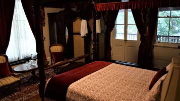 Superior Queen Room Shared Bathroom | Bed sheets