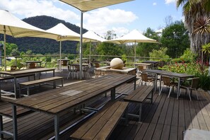 ランチ、ディナーに営業