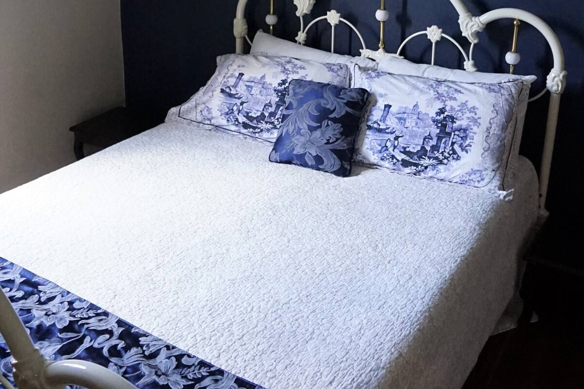 Standard Queen Room with Shared Bathroom | Bed sheets