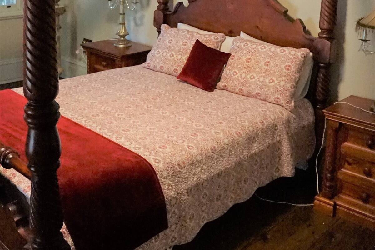 Superior Queen Room Shared Bathroom  | Bed sheets