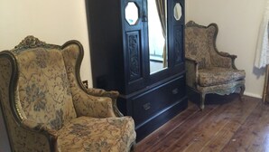 Queen Room Shared Bathroom | Room amenity - Wisemans Inn Hotel (Wisemans Ferry)