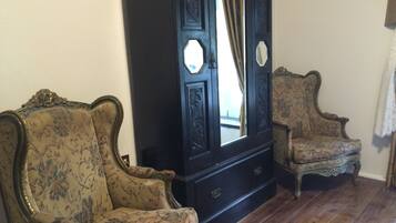 Queen Room Shared Bathroom | Room amenity