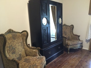 Queen Room Shared Bathroom | Room amenity