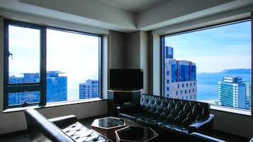 Phòng Suite, quang cảnh biển (Free Sauna) | Khu phòng khách | TV màn hình phẳng 40-inch có truyền hình vệ tinh, TV