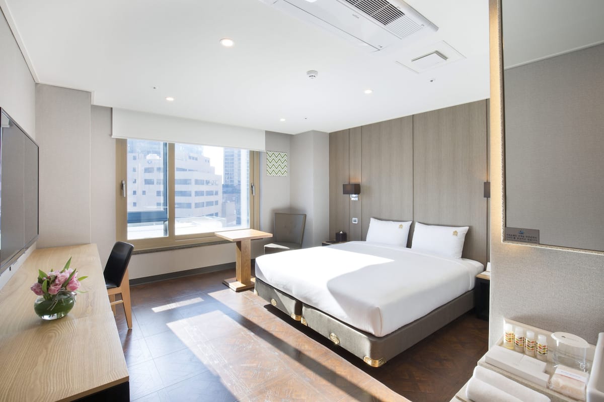 Premium bedding, down duvets, desk, free WiFi