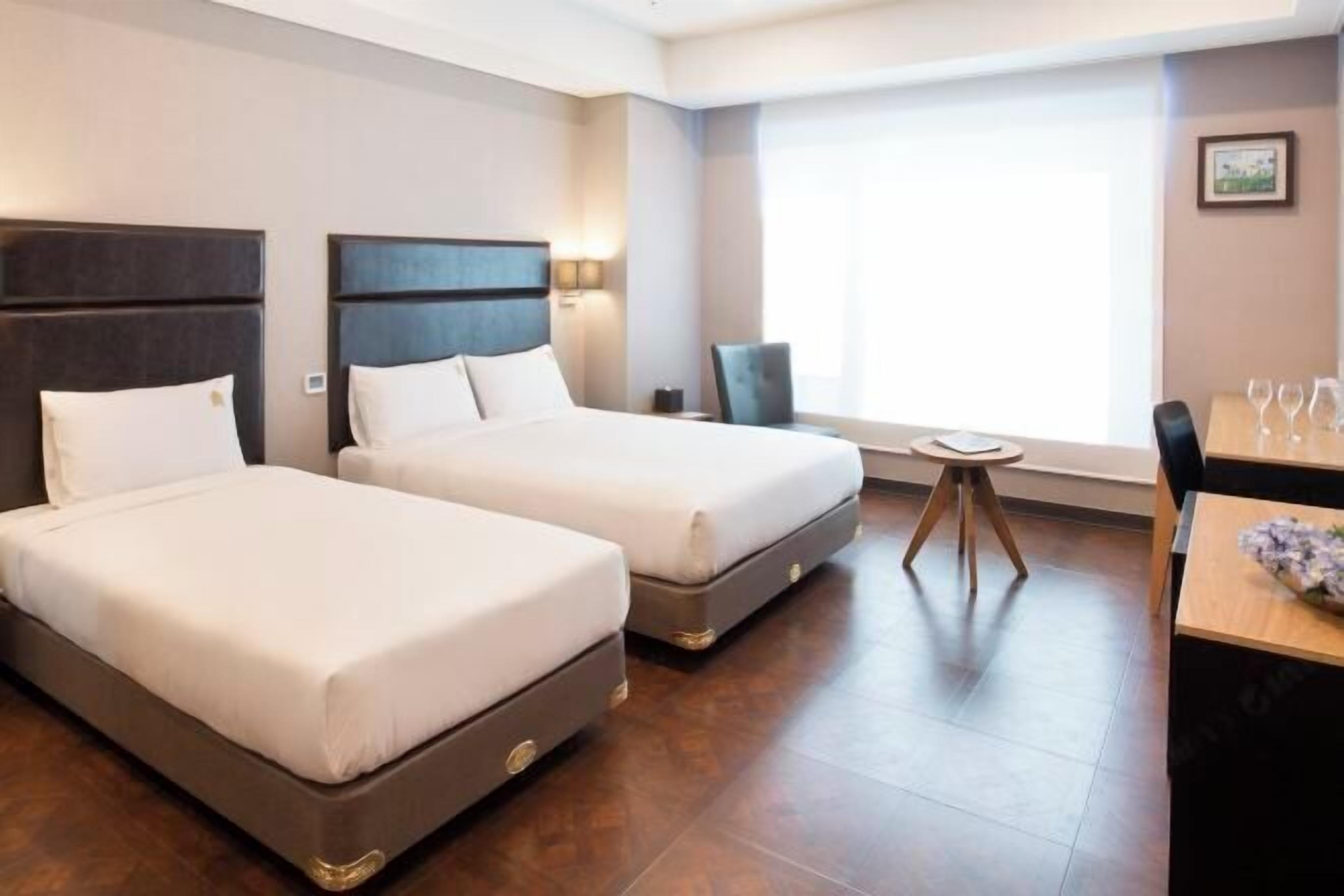 Hochwertige Bettwaren, Daunenbettdecken, Schreibtisch, kostenloses WLAN