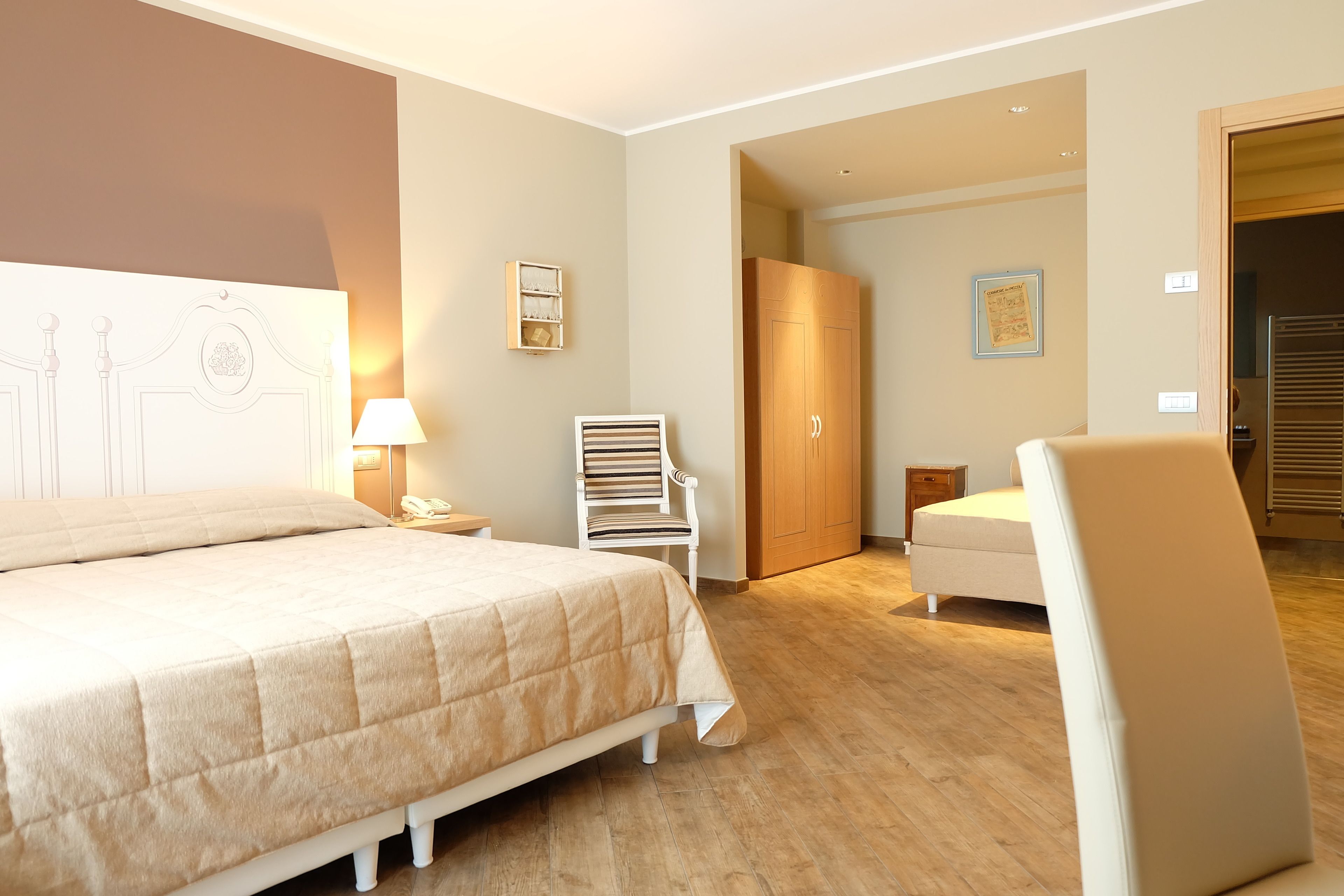 Tripla Junior | Minibar, una cassaforte in camera, una scrivania, Wi-Fi gratuito