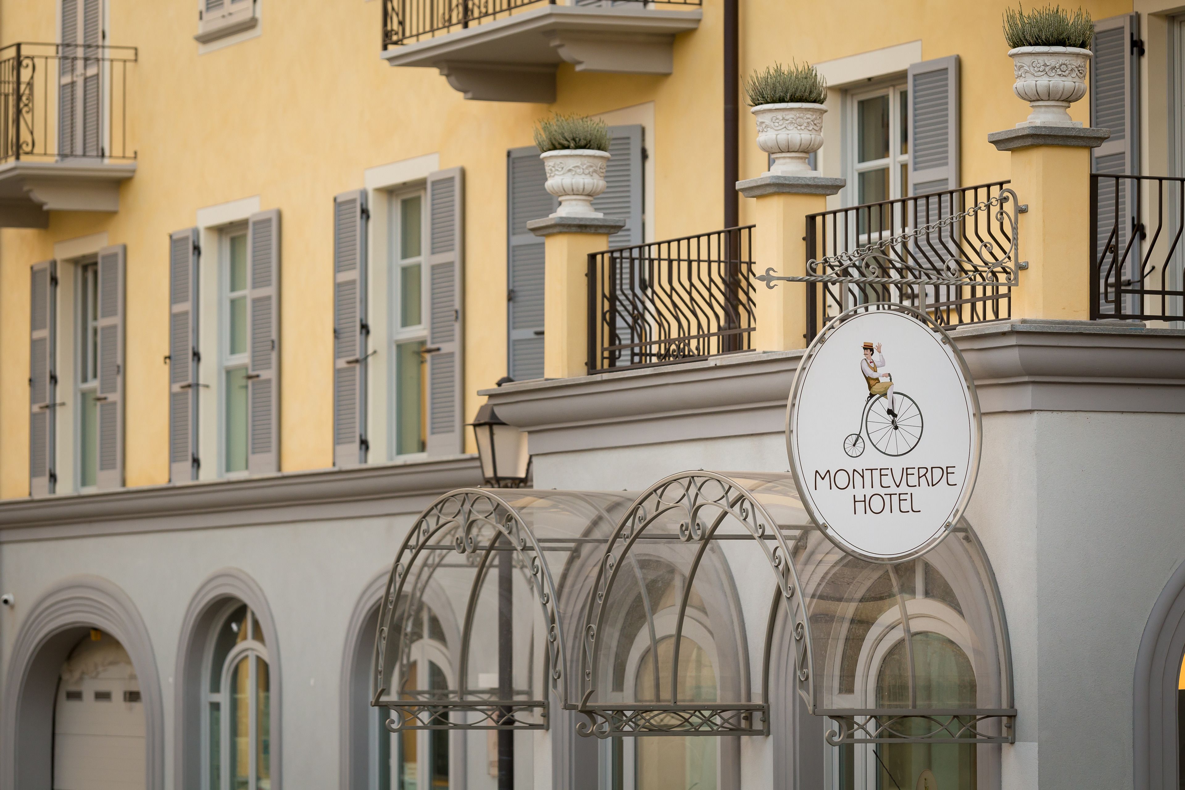 A hotel sign with a cyclist and the name "Monteverde Hotel".