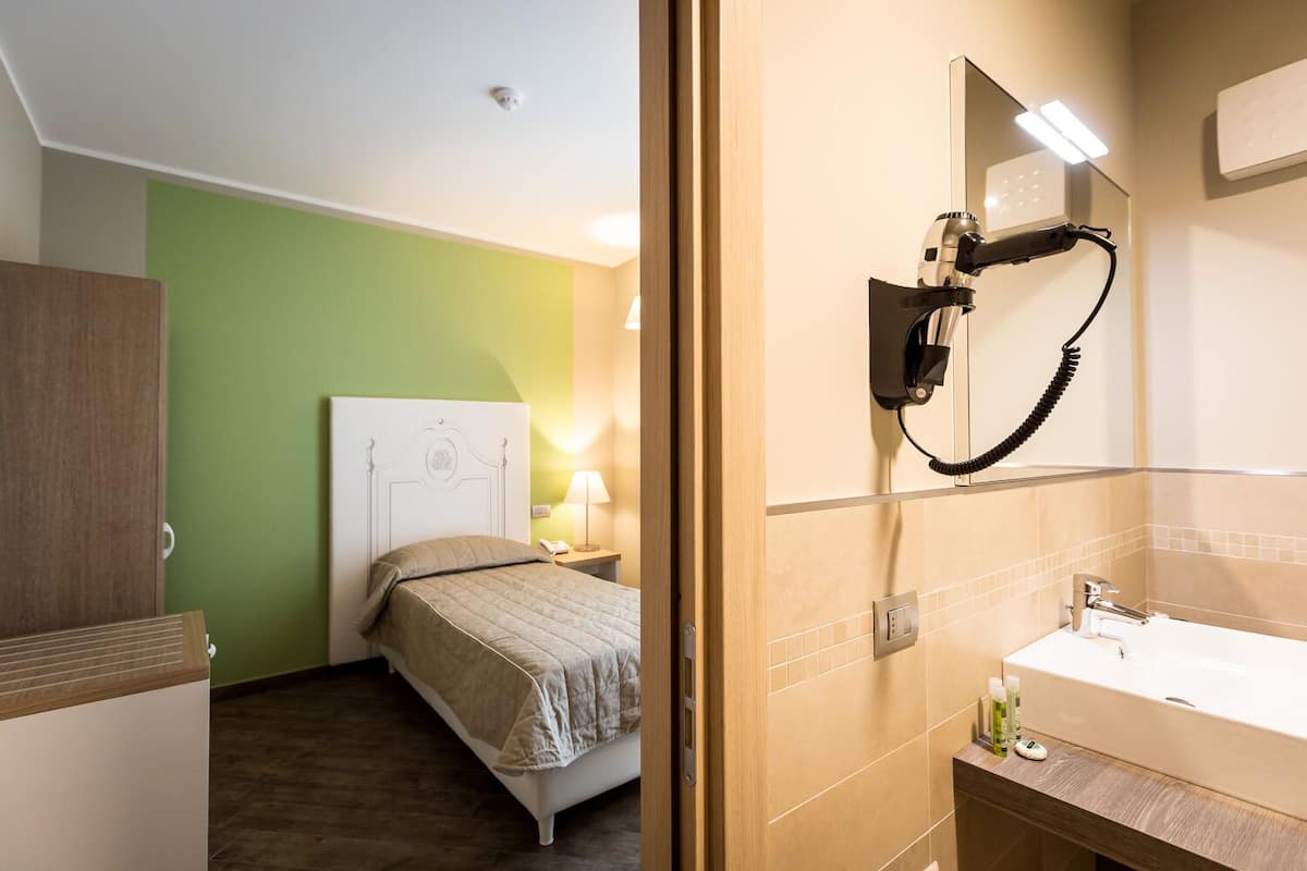 Klassieke eenpersoonskamer | 1 slaapkamer, een minibar, een kluis op de kamer, een bureau