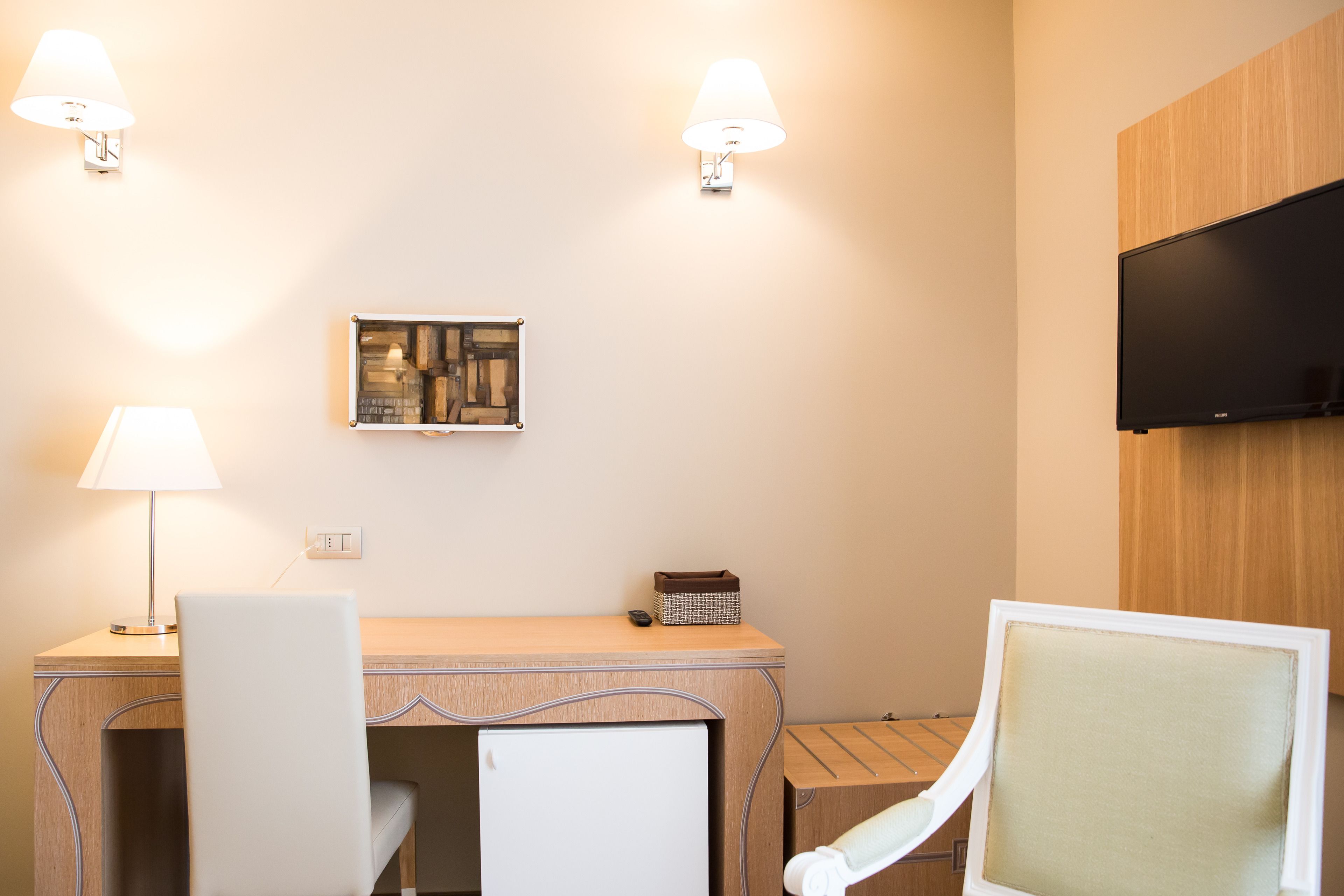 deluxe double or twin room | 1 bedroom, minibar, in-room safe, desk