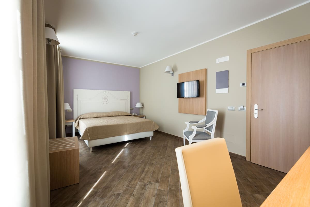 1 slaapkamer, een minibar, een kluis op de kamer, een bureau